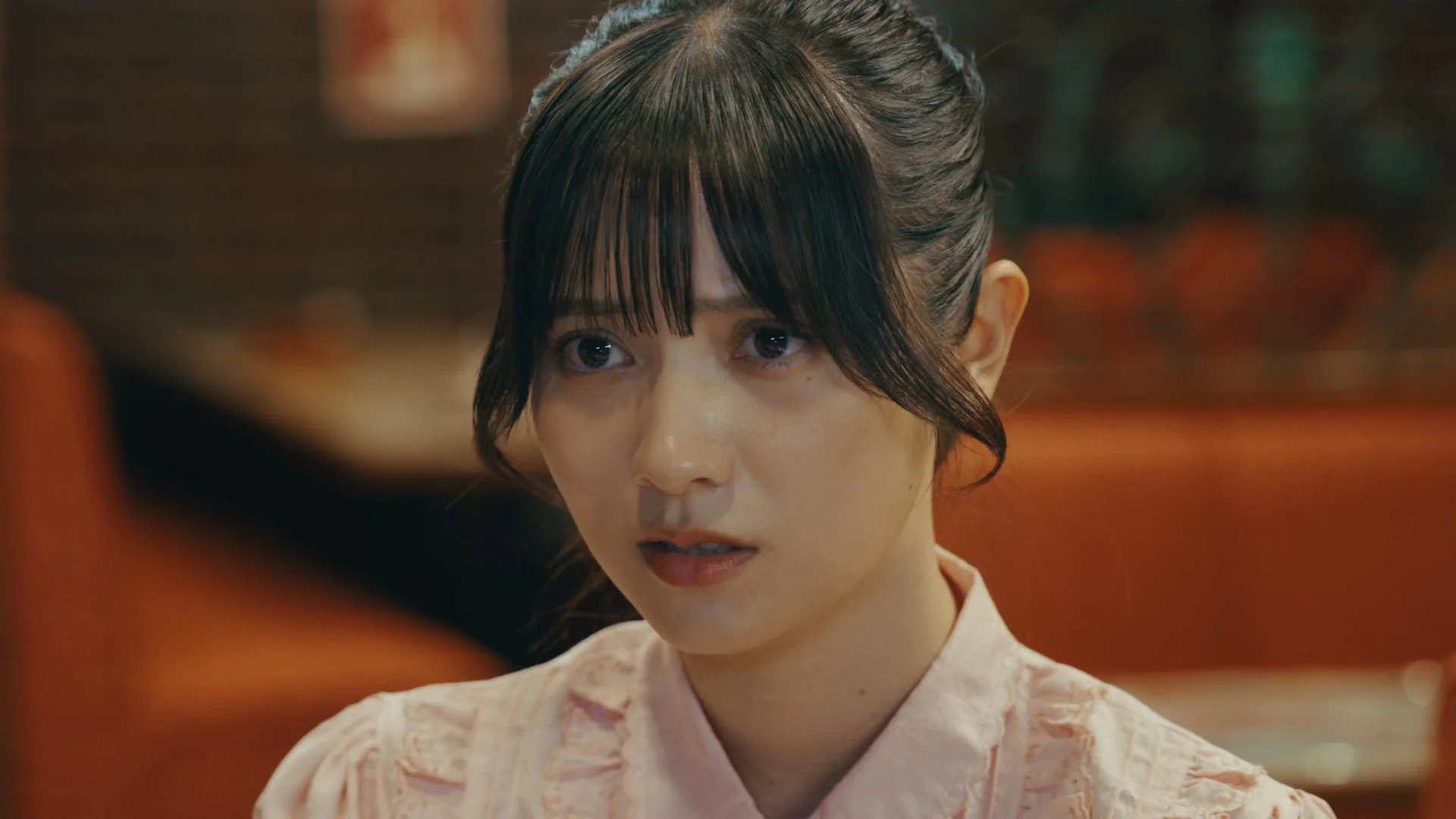 ピンクの服を着た女性のクローズアップ