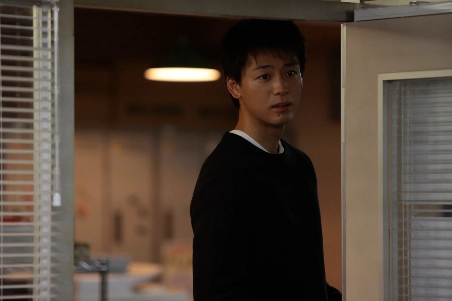 真剣な表情の若い男性