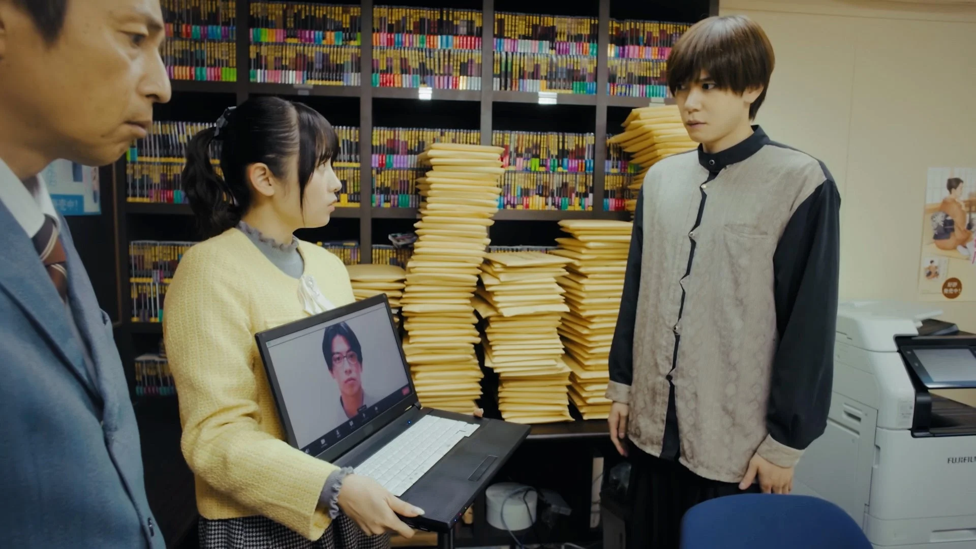 オフィスで会議をする人々