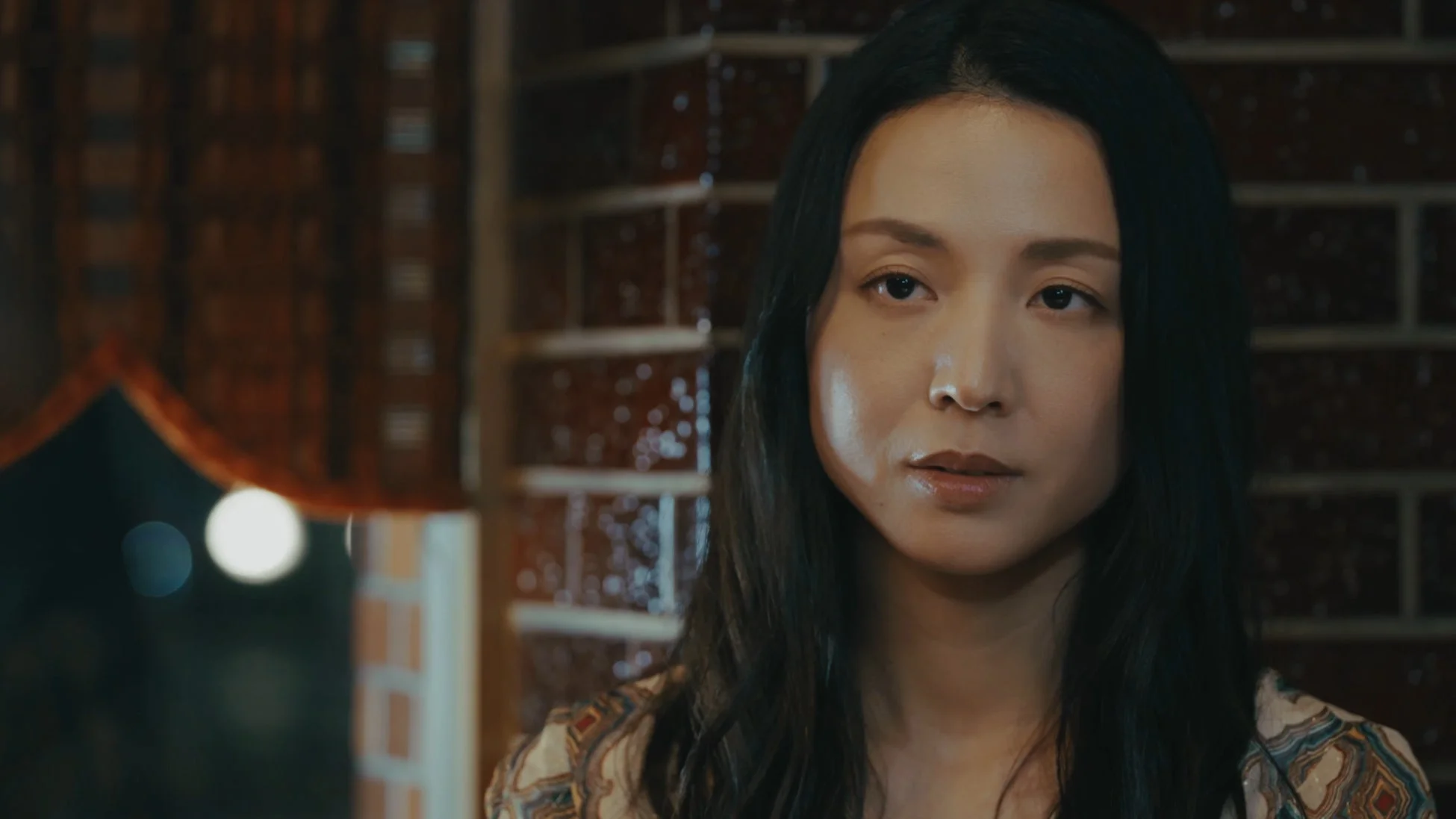 落ち着いた表情の女性