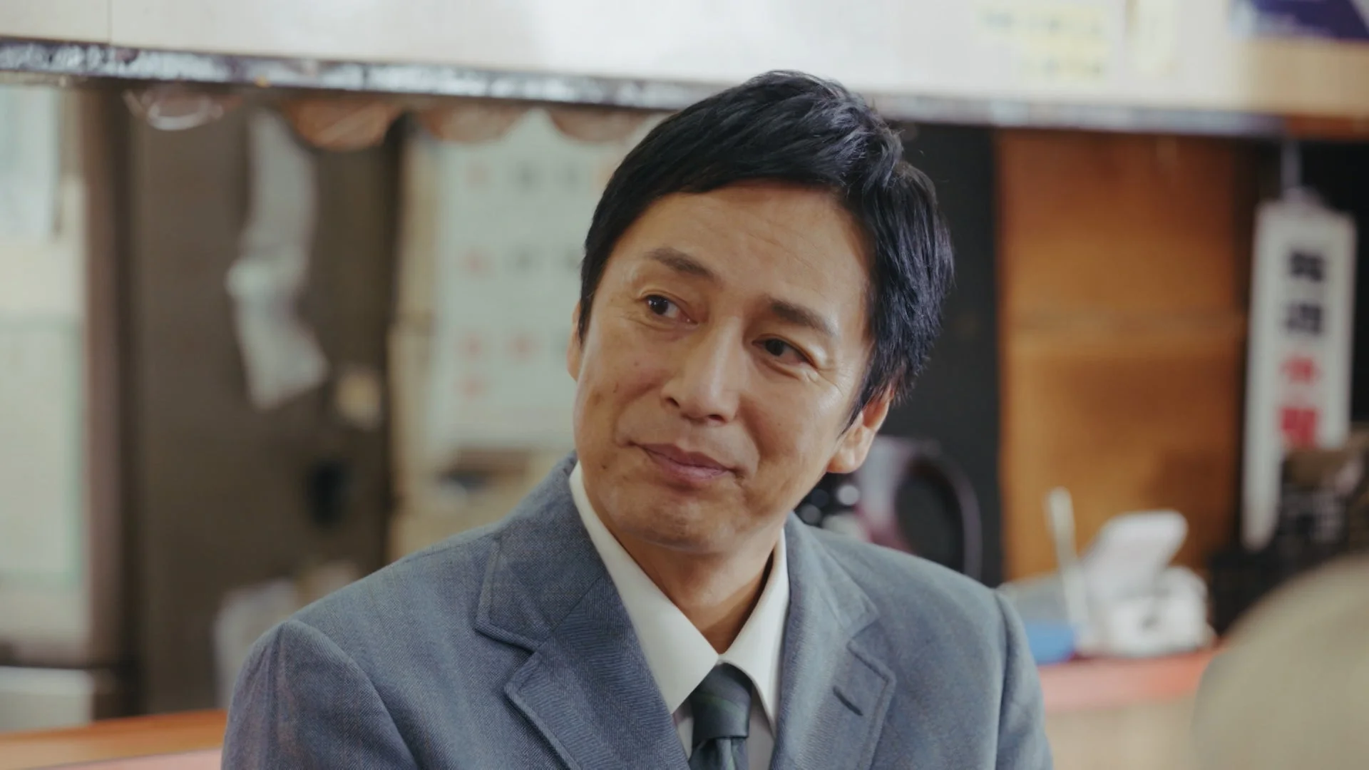 徳井義実さん演じる編集長