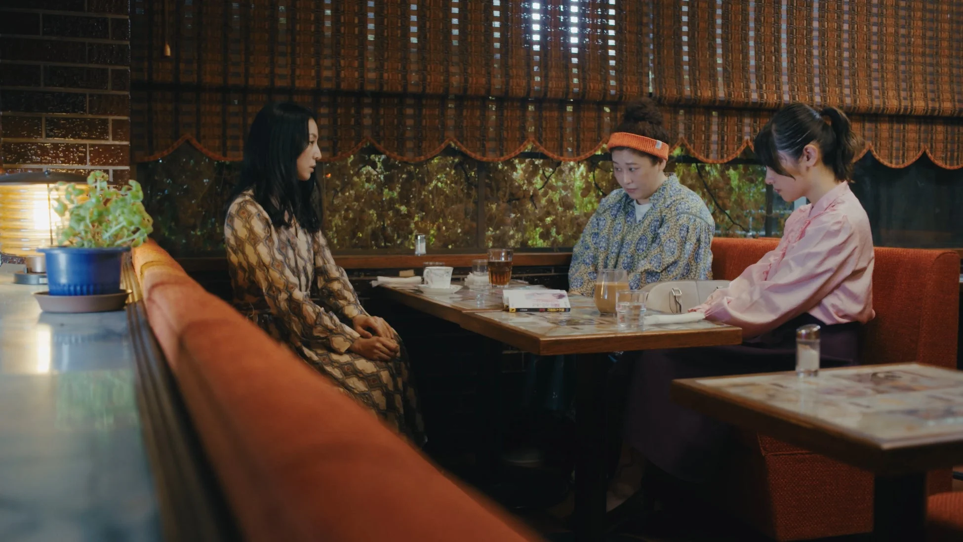 カフェで会話する女性たち