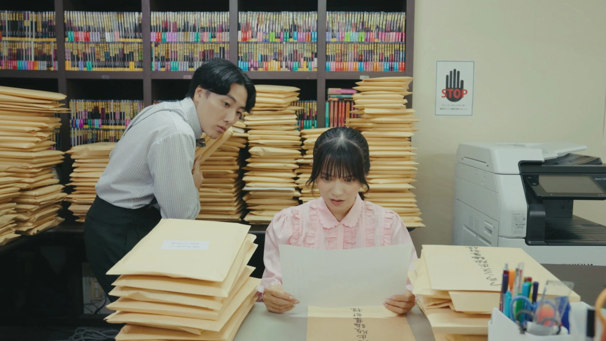 オフィスで書類に囲まれて困惑する人々