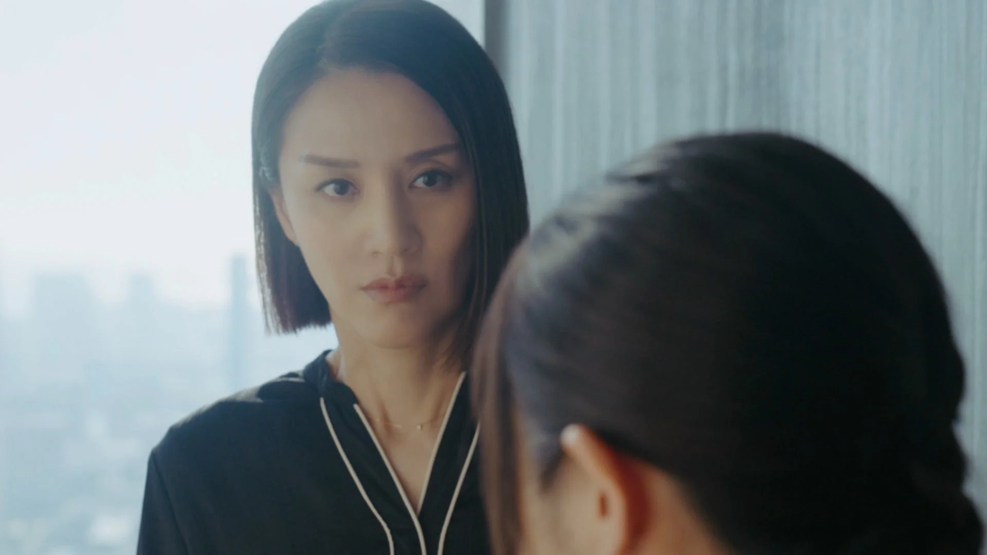 真剣な表情の女性