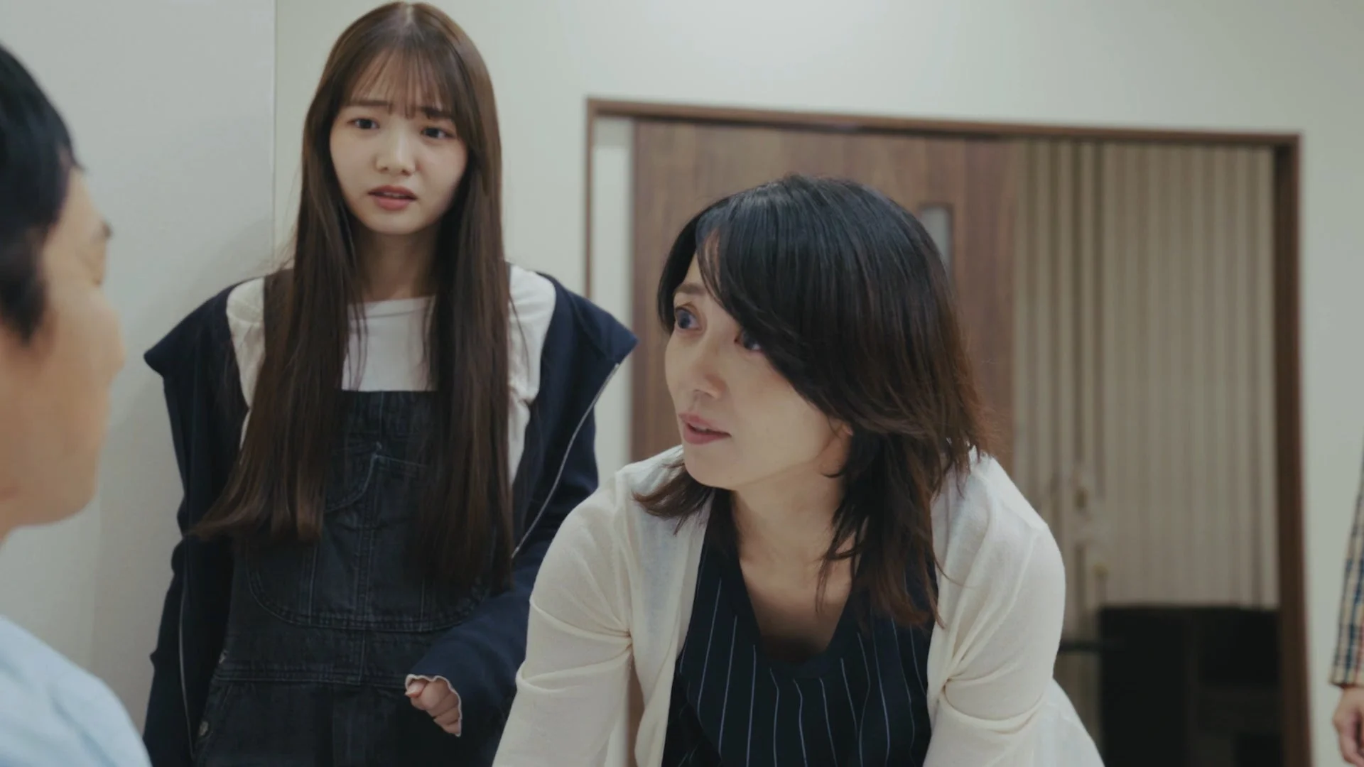 室内で真剣に話す女性たち