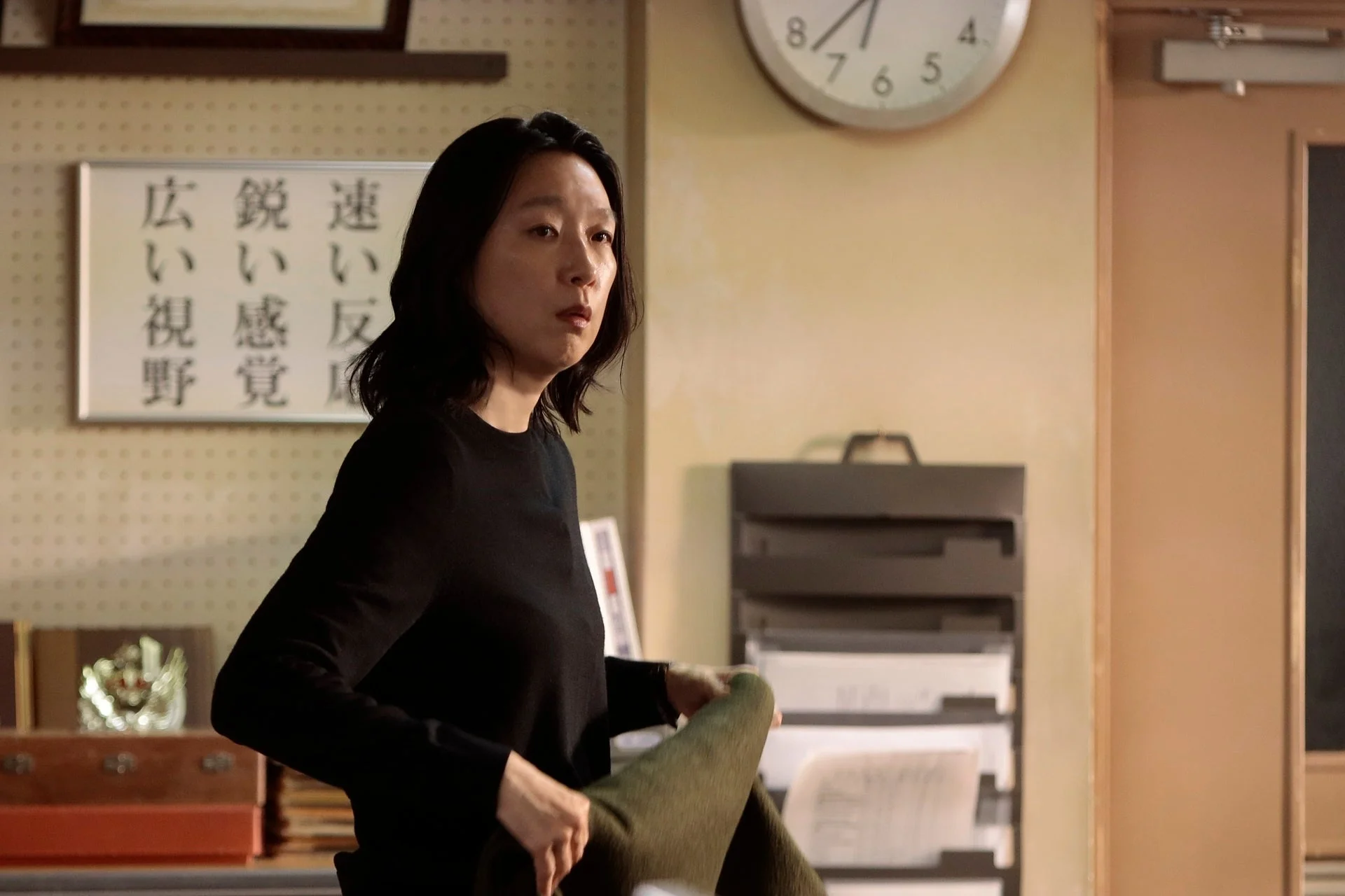 オフィスで座る女性