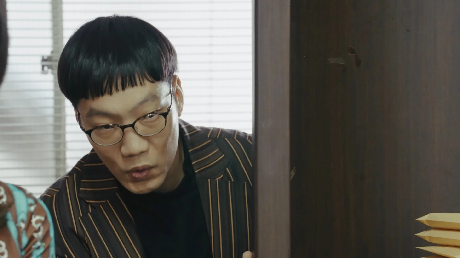 メガネをかけた男性が覗き込む様子