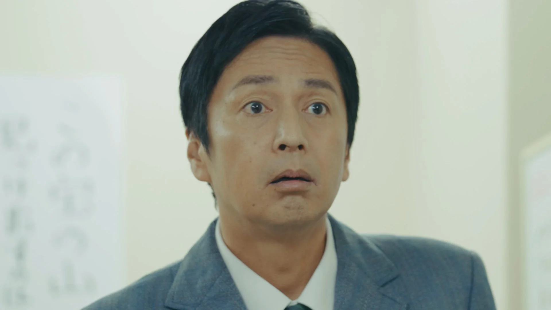 スーツ姿の男性が驚いた表情