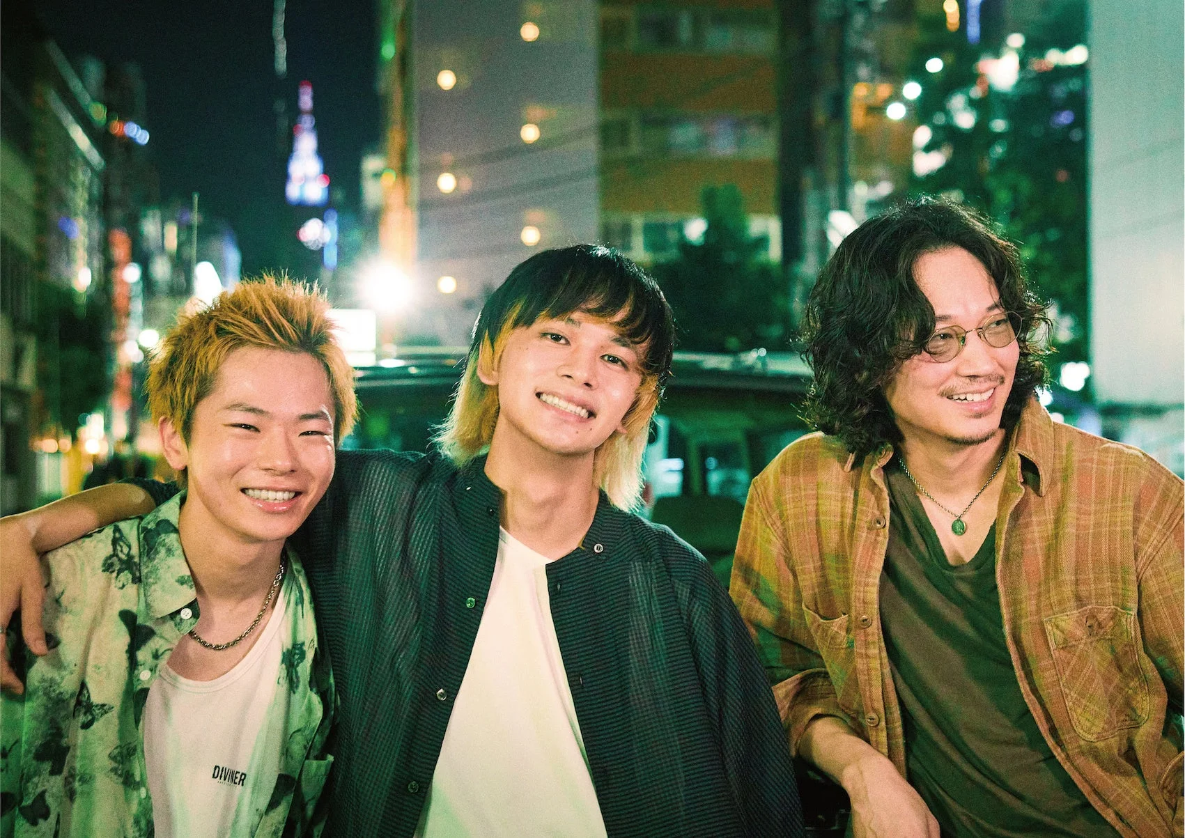 夜の街で笑顔を見せる若者たち