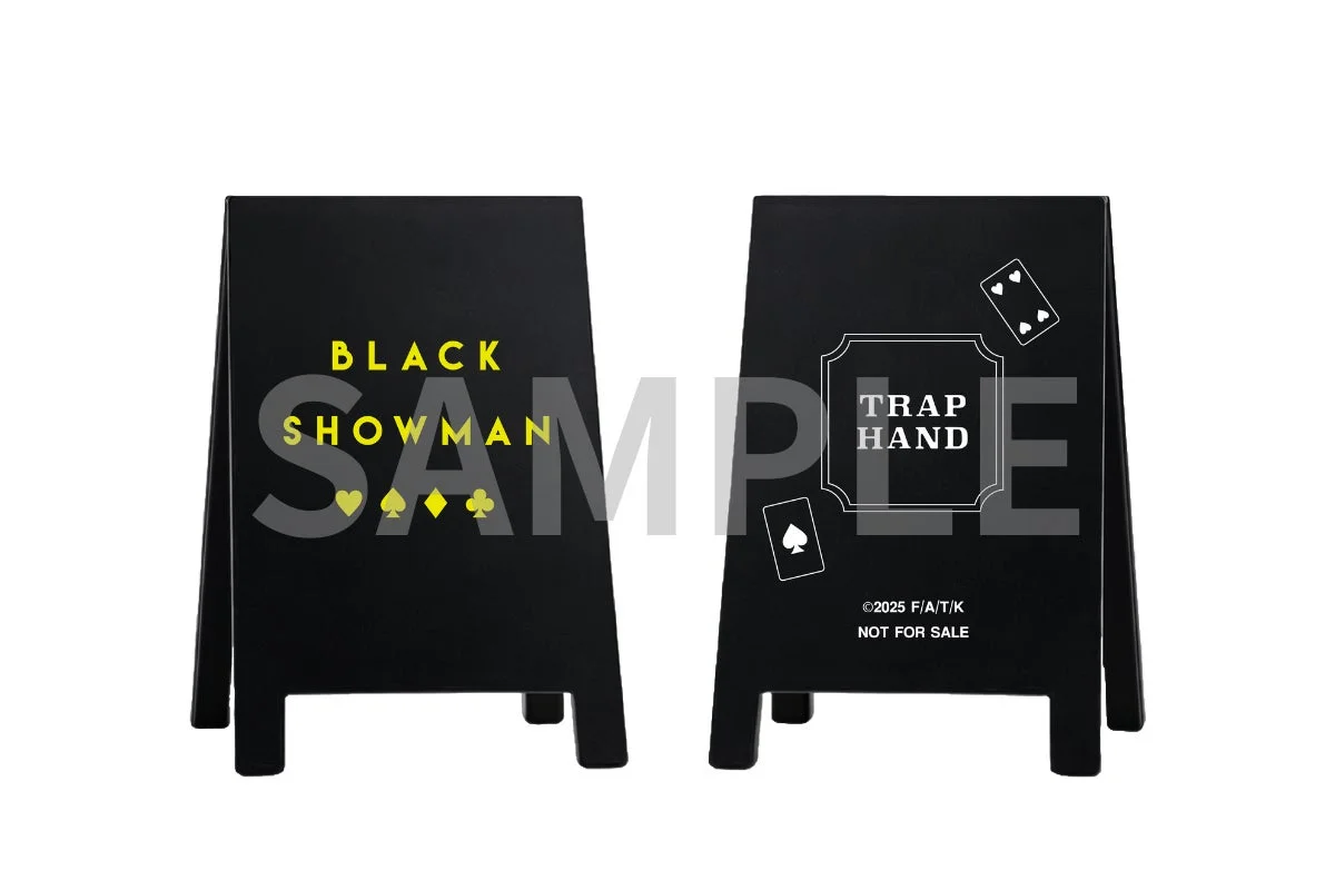 黒いA型看板に「BLACK SHOWMAN」と「TRAP HAND」がデザインされたメモスタンドクリップ