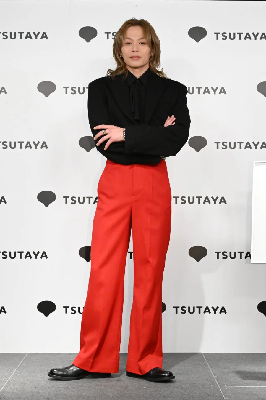 腕を組み、力強く語る新木宏典さん