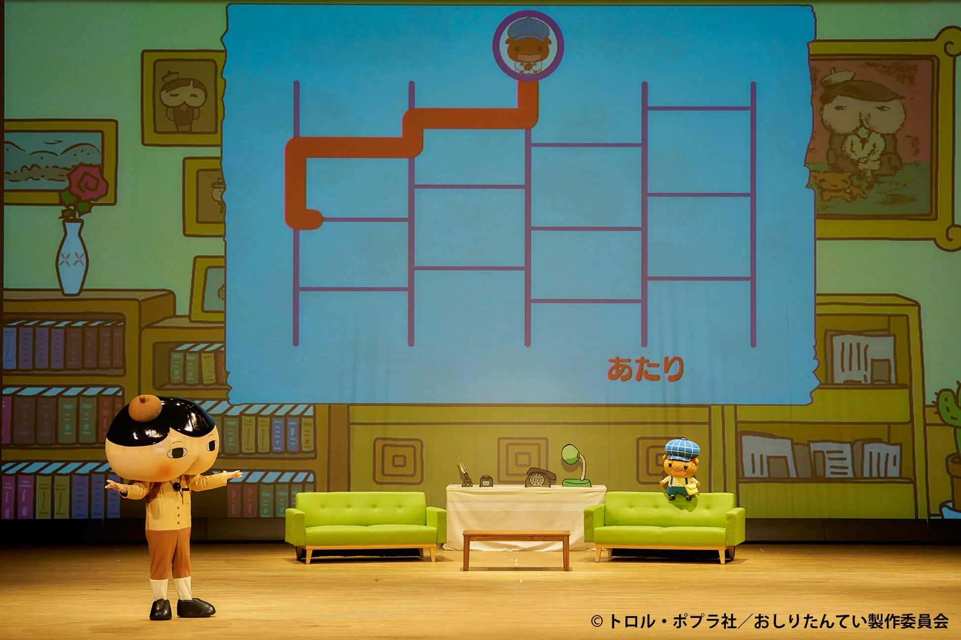 舞台上のおしりたんていとゲーム画面