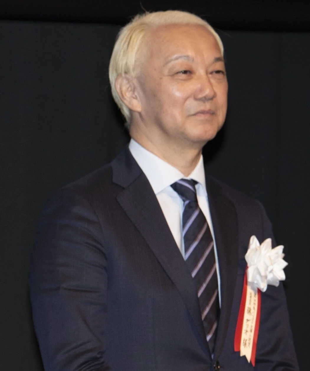 授賞式で壇上に立つ男性