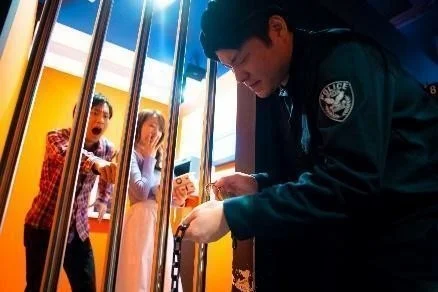 牢屋と警察官と男女