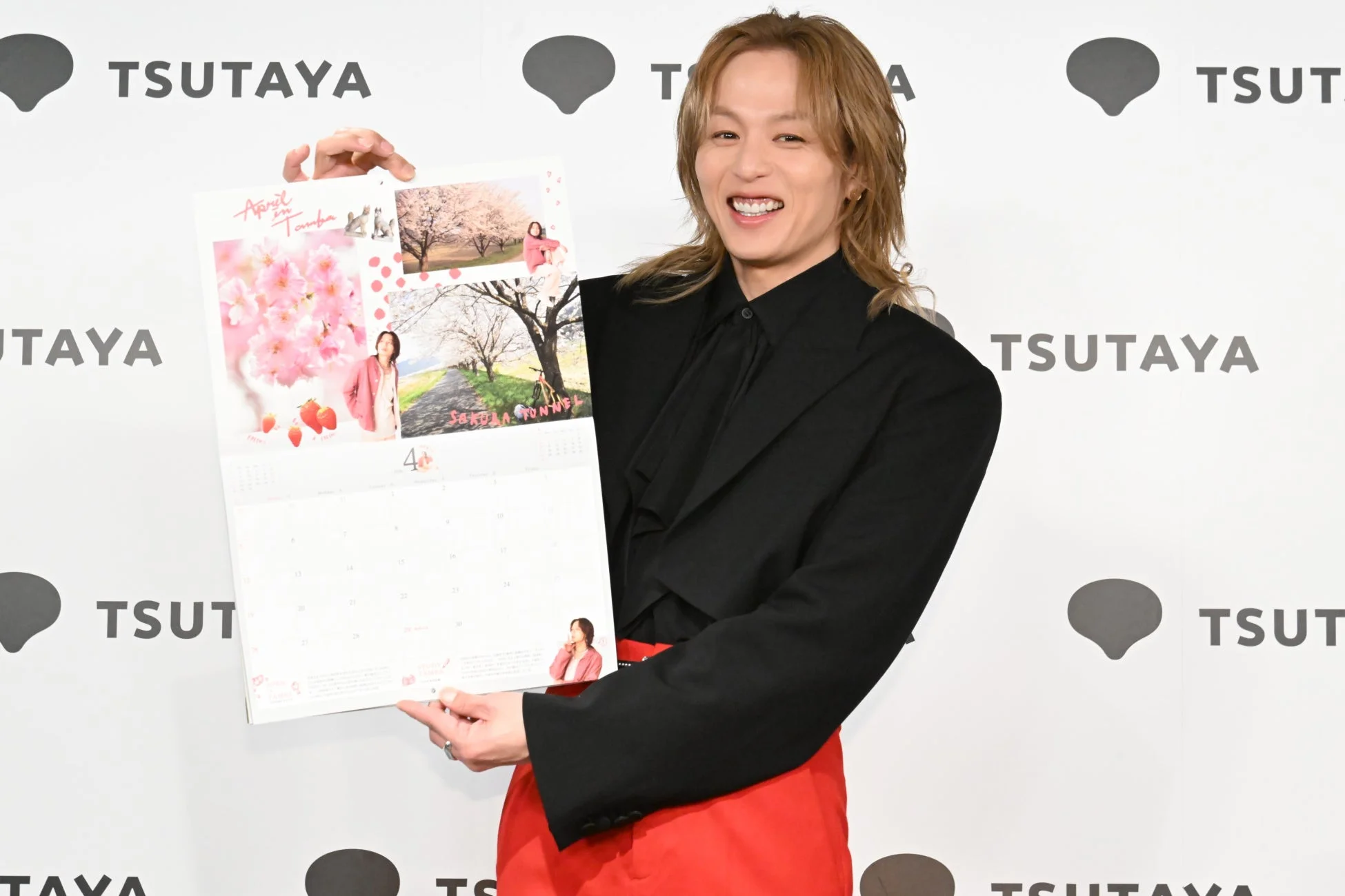 新木宏典さん、カレンダーのページを指し示す