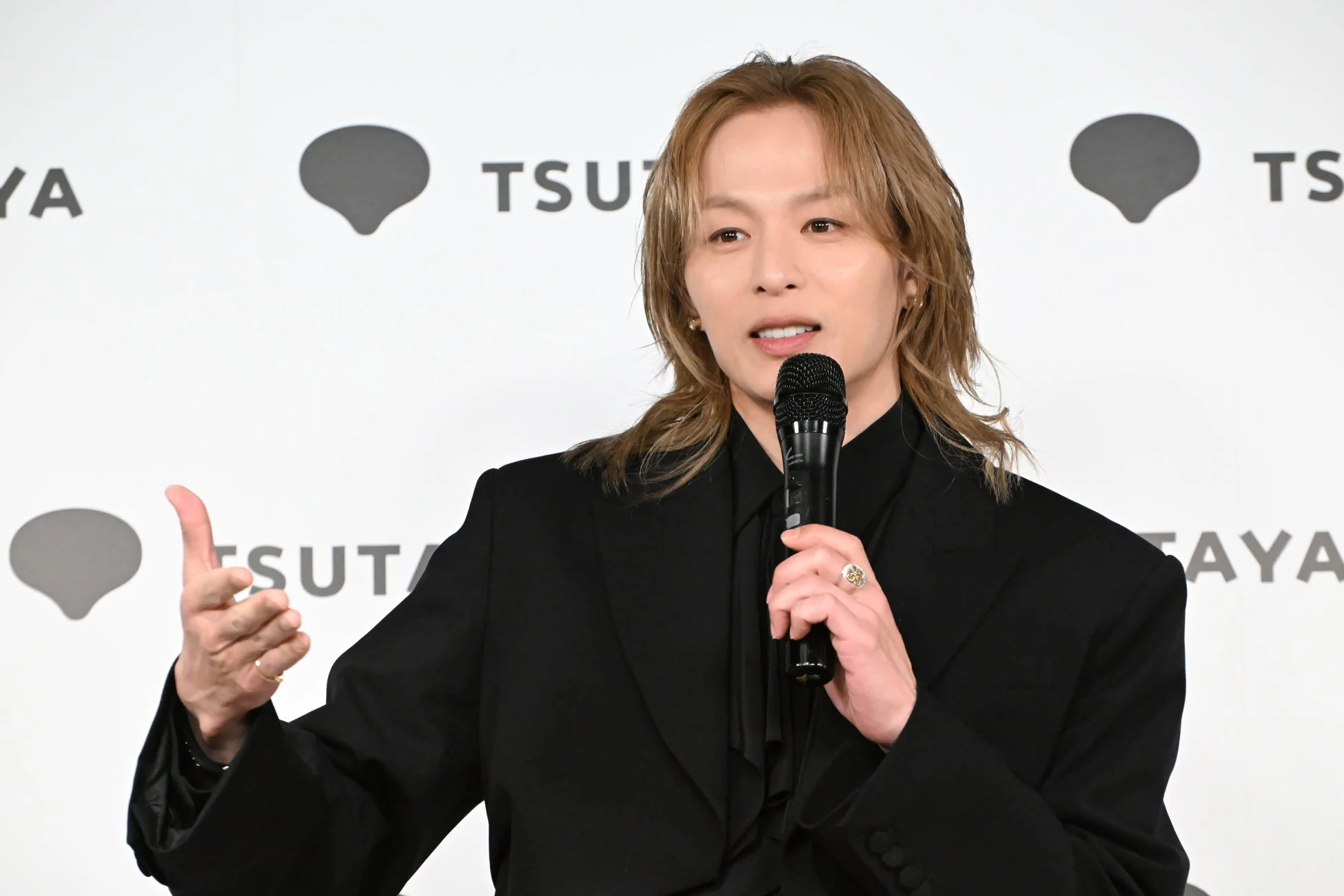 マイクの前で熱く語る新木宏典さん