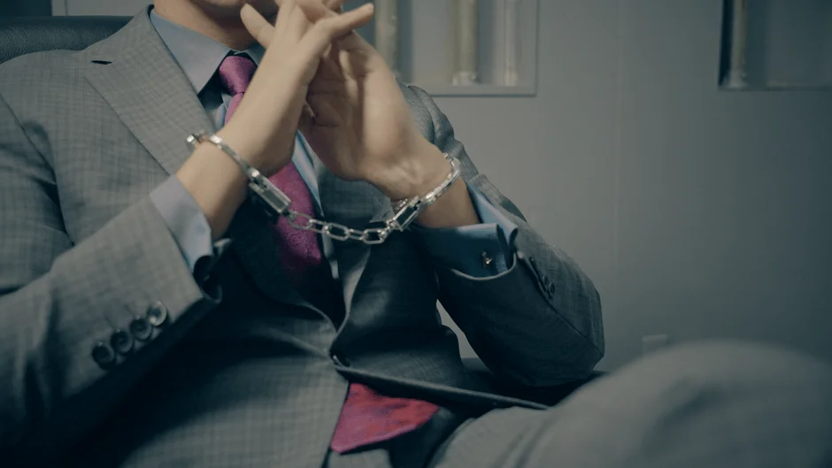 手錠をかけられた男性