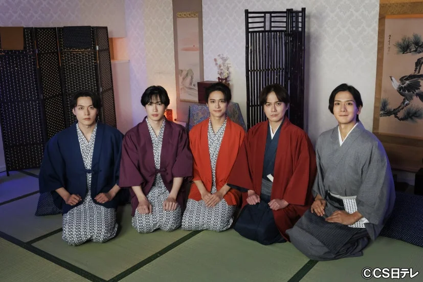 和室で伝統的な衣装を身につけた5人の男性