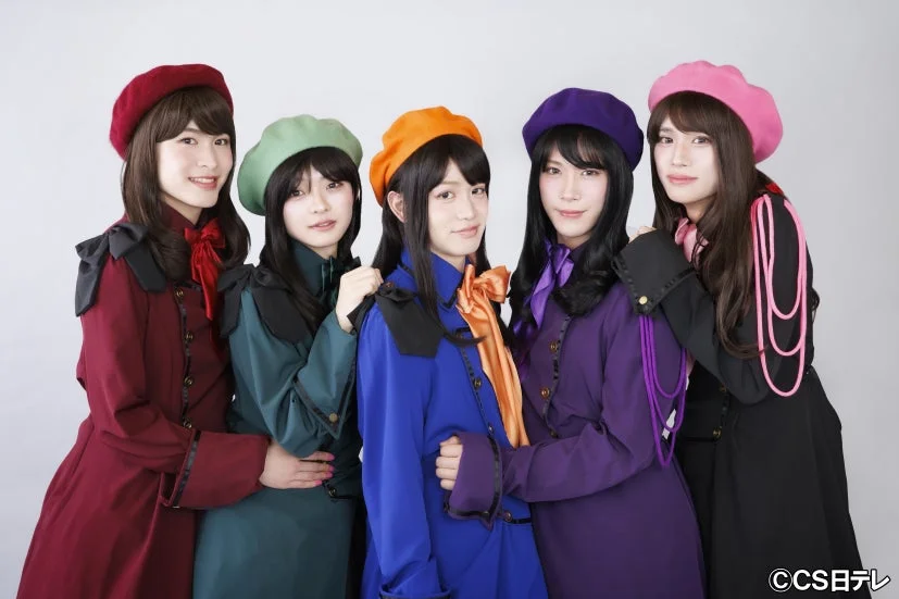 カラフルな衣装とベレー帽を身につけた5人の若い女性アイドルグループ