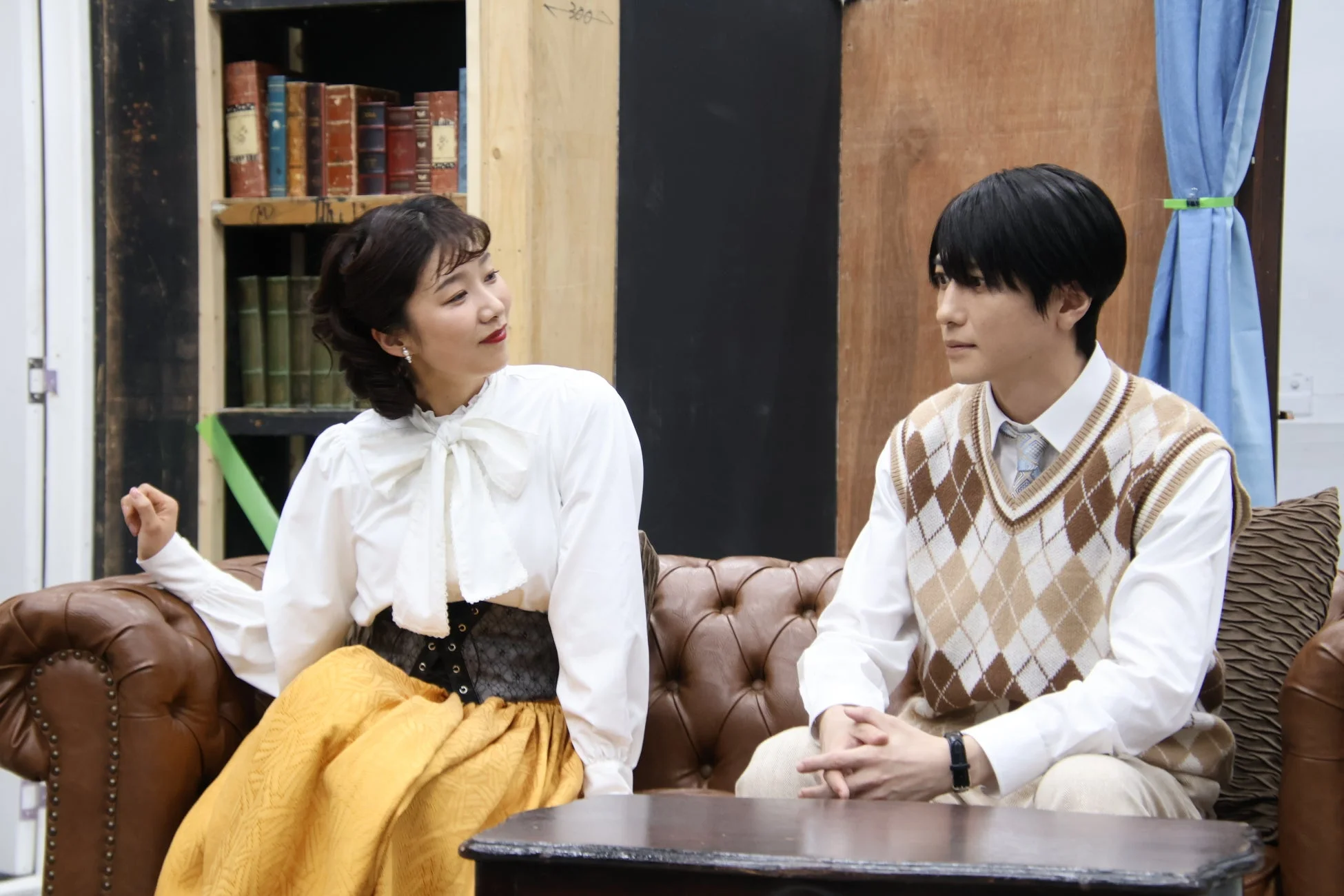 男女がソファで会話