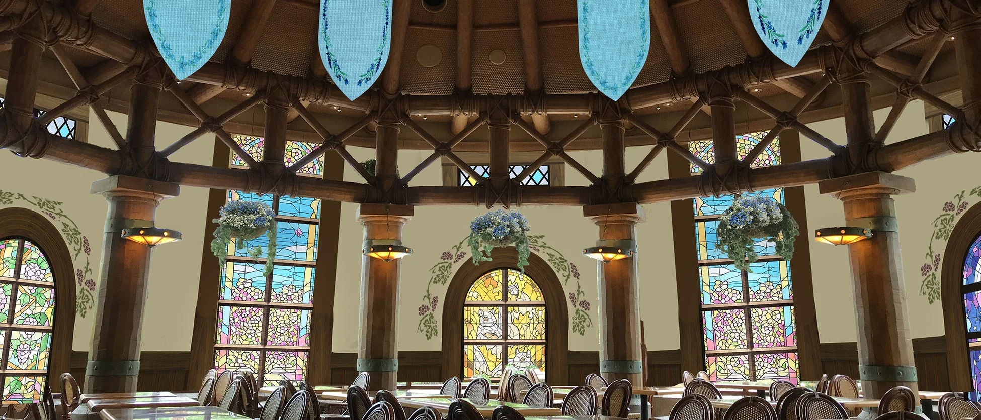 花や自然のモチーフが描かれたステンドグラスの窓がある豪華なレストランの室内