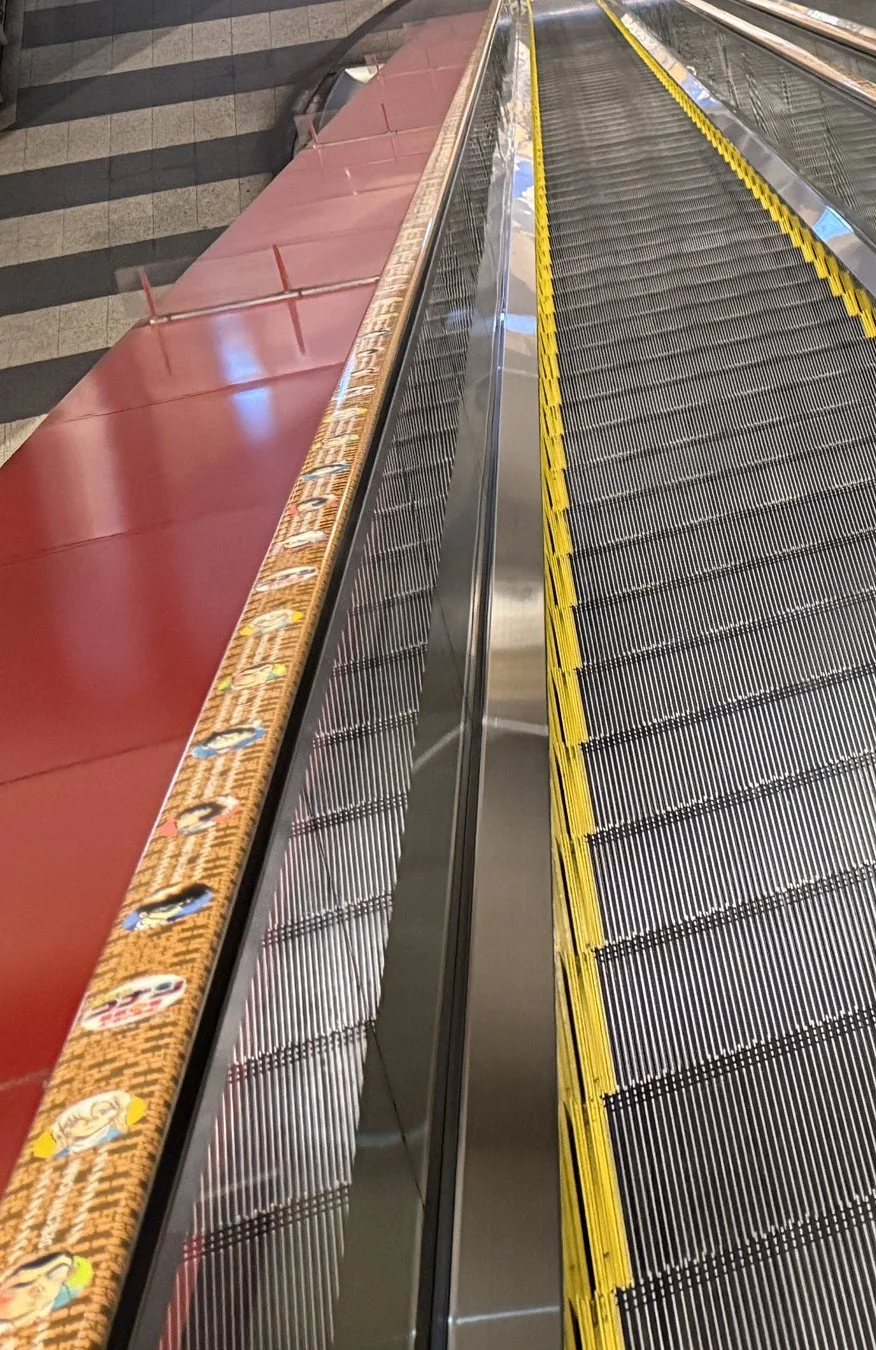 クイーンズスクエア横浜 エスカレーター手すりラッピング