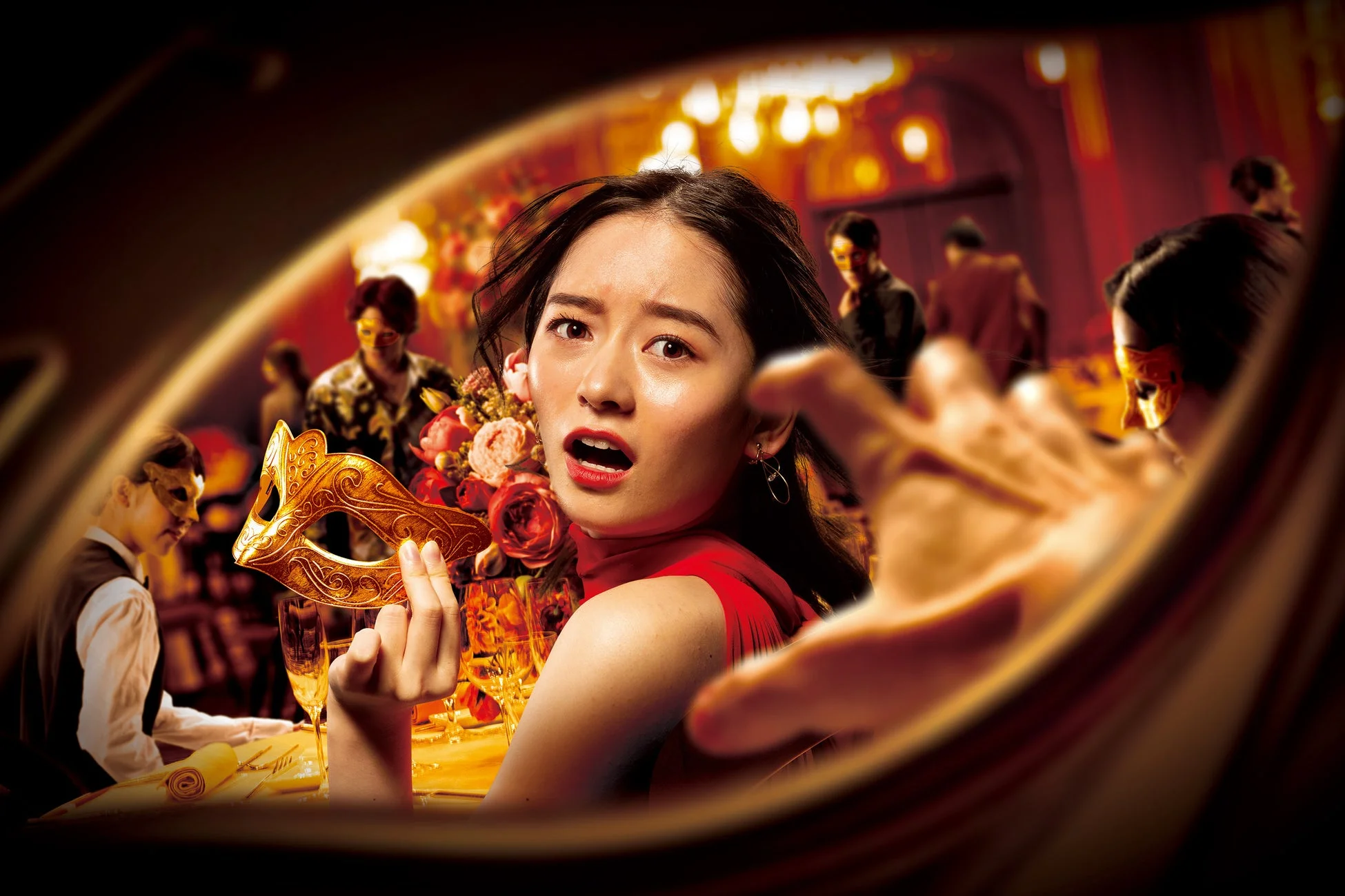 仮面舞踏会のような豪華な会場で、驚きと恐怖の表情の女性