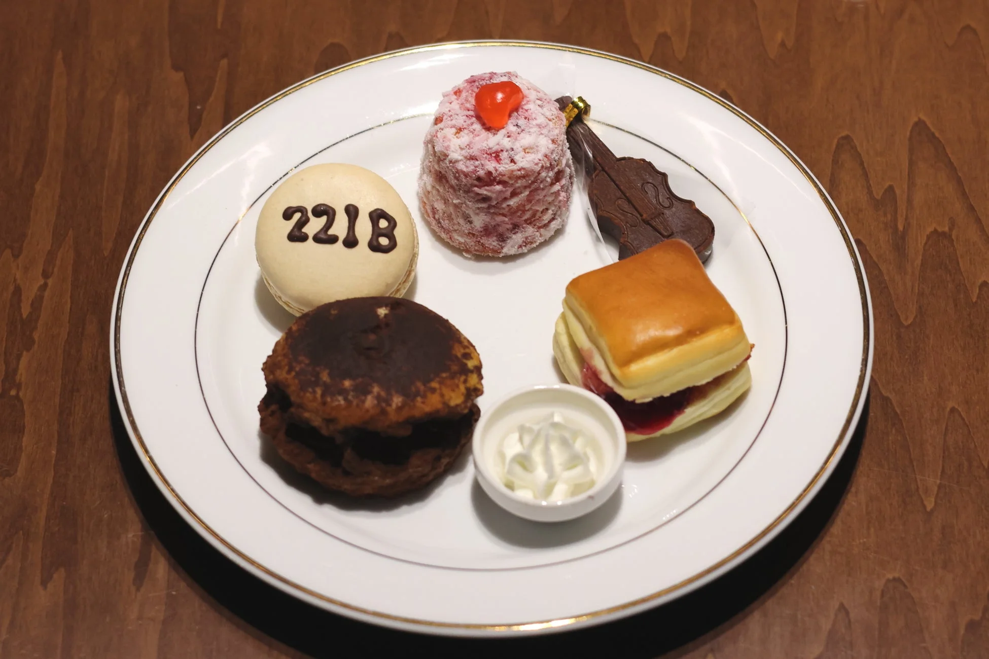 白い皿に盛られた数種類のデザート