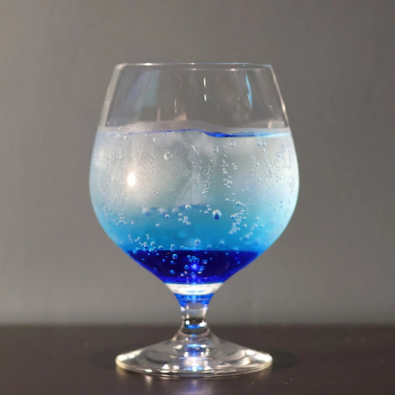 青と水色のグラデーションが美しい炭酸飲料