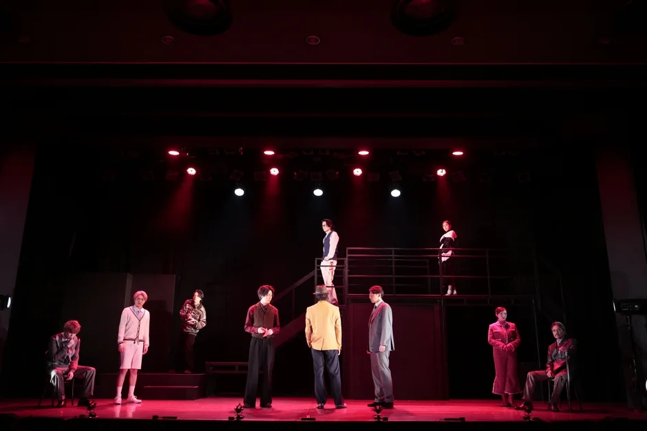 赤い照明の舞台全体