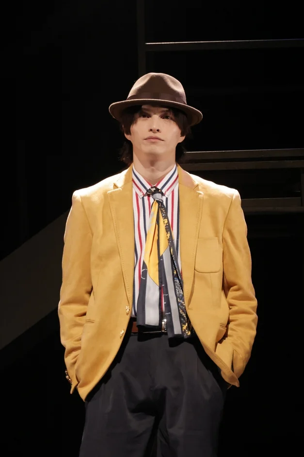 黄色のジャケットをまとった男性