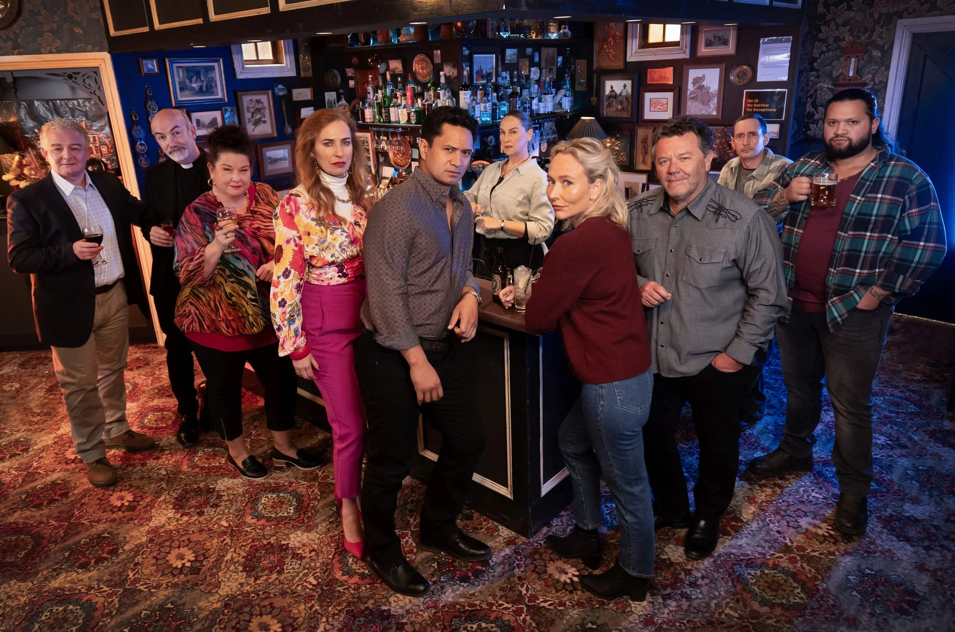 装飾豊かなバーに集まった多様な人々