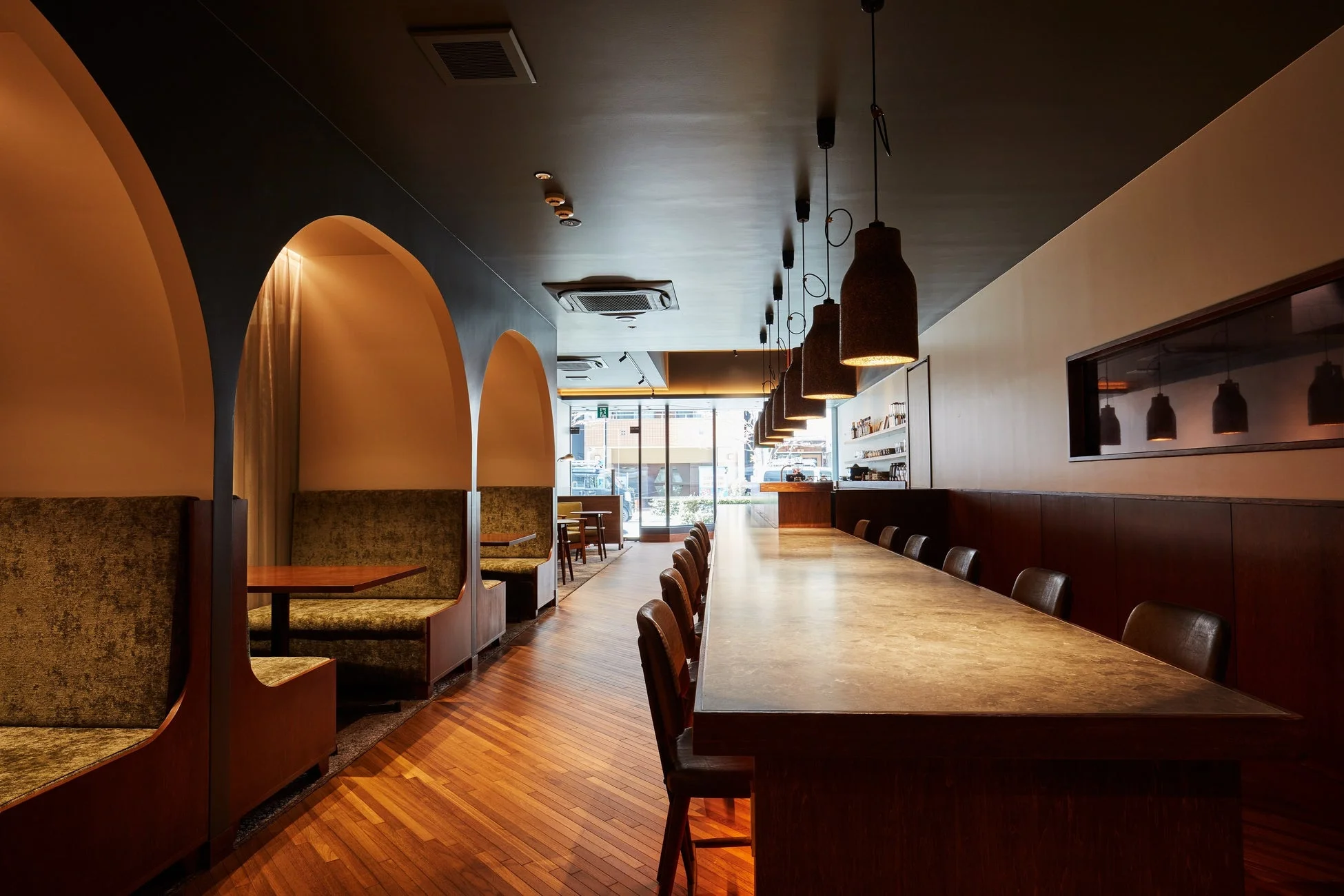 モダンで落ち着いた雰囲気のカフェまたはレストランのインテリア