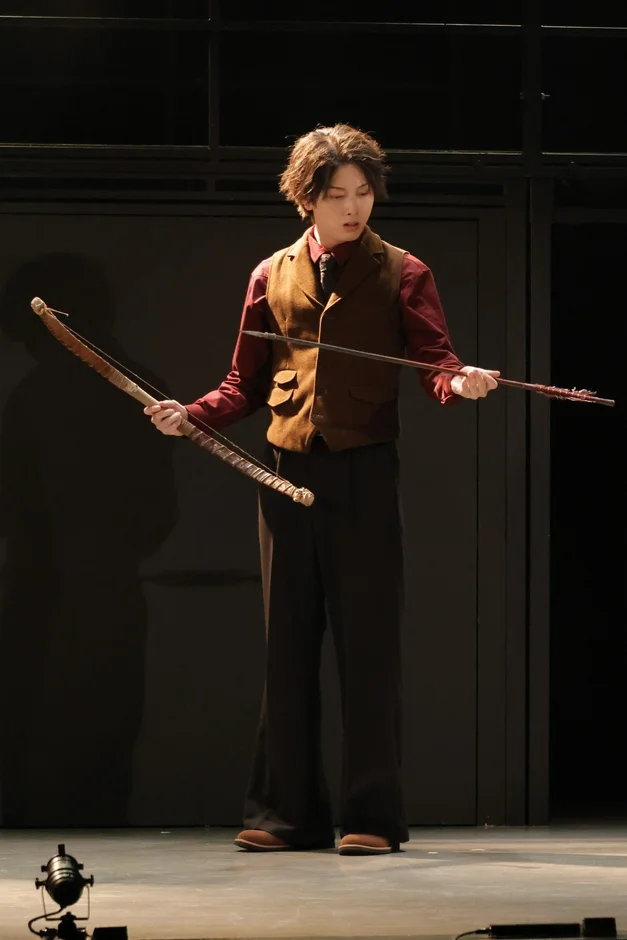 弓と矢を持った男性