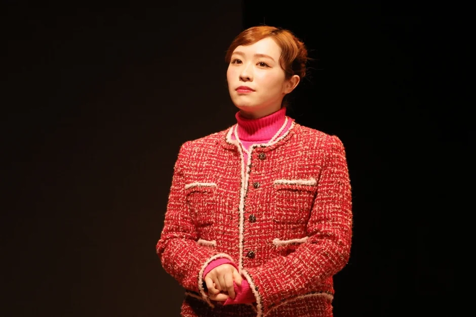 赤いツイードジャケットの女性